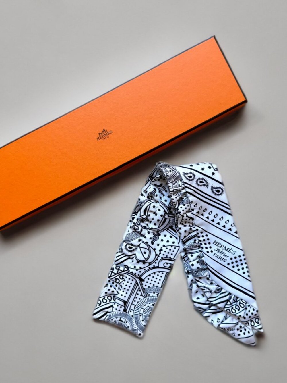 Hermès Black White Éperon d'Or Bandana Ruffled Silk Twilly Scarf